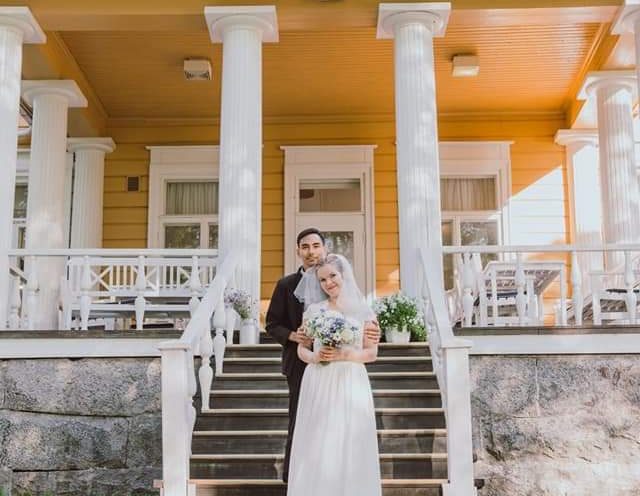 Katajistonranta kartano terassi hääpari rappusilla