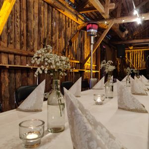 Latojuhlat Katajistonrannassa Hämeenlinnassa koristeltu pöytä ja luonnonkukat